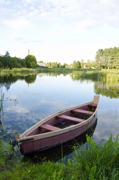 Barco amarrado correntes margem do rio. transporte de água — Fotografia de Stock