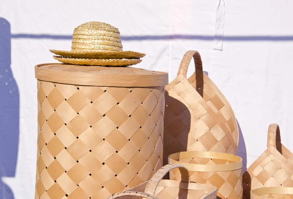 Cestas de madeira de vime e chapéus vendidos na feira de mercado — Fotografia de Stock