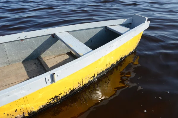 Wiosłować drewnianą łodzią marszczyć wody. transport wodny — Zdjęcie stockowe