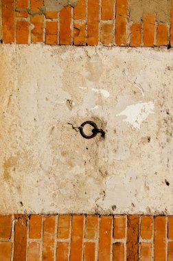 kırmızı tuğla ve beton duvar.