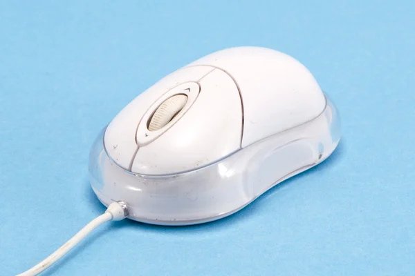 Dispositivo de control del ratón del ordenador sobre fondo azul —  Fotos de Stock