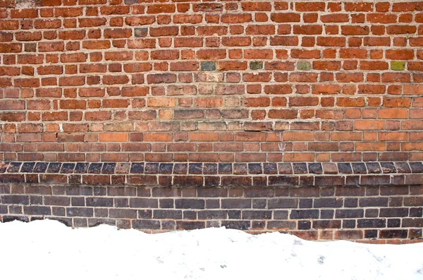 Fondo de grunge pared de ladrillo rojo y nieve invierno — Foto de Stock