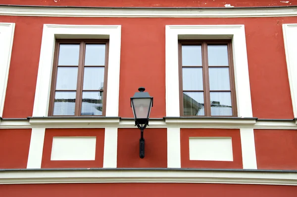 Отремонтированная стена и ретро-лампа — стоковое фото