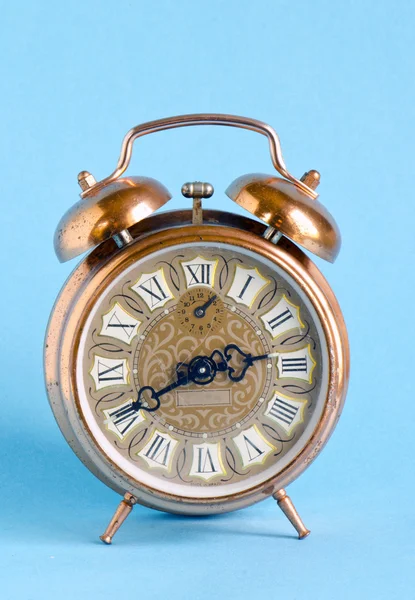 Reloj retro vintage números romanos fondo azul —  Fotos de Stock