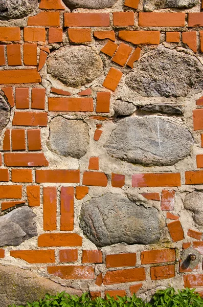 Piedras grandes en la pared de ladrillo rojo. Primer plano de la arquitectura — Foto de Stock