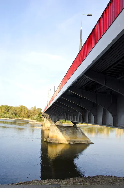 Arabalar ve nehir üzerinde yaya köprüsü — Stok fotoğraf