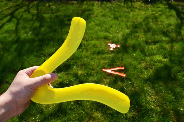 Hand hold boomerang thrown flying toy play outside — Stock Photo, Image