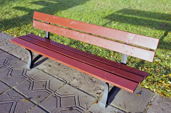 Lonely empty bench in the park. Object shadow. — Stock Photo, Image