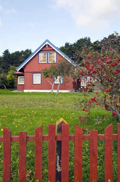 Homestead hus med en stor gård och trädgård. — Stockfoto