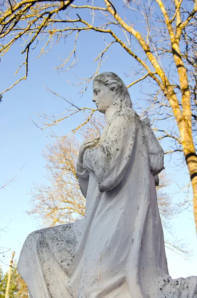 Vuile oude witte engel standbeeld zonder vleugels. — Stockfoto