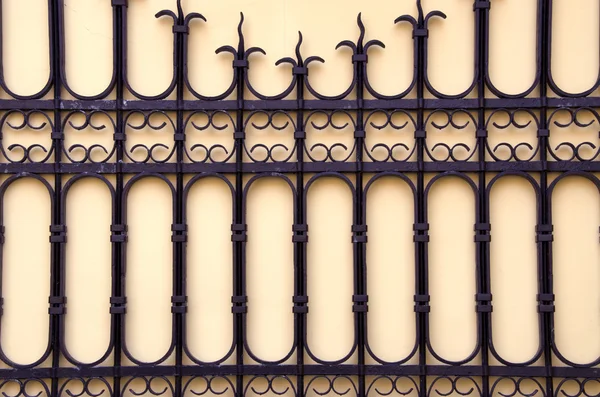 Decoratieve poort. architecturale metalen achtergrond. — Stockfoto