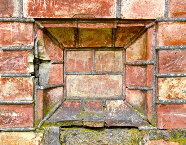 Vecchio cancello antico fatto di sfondo di mattoni rossi . — Foto Stock