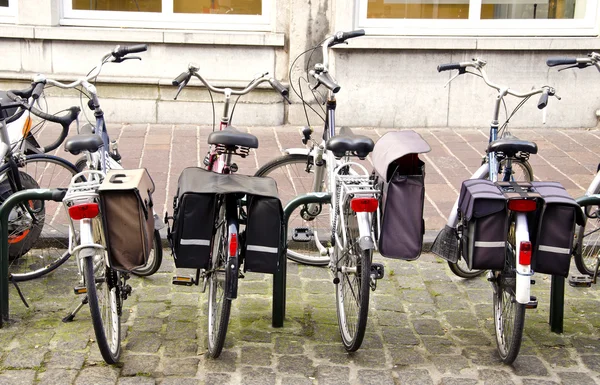 Fahrräder stehen mit Boxen auf dem Parkplatz. — Stockfoto