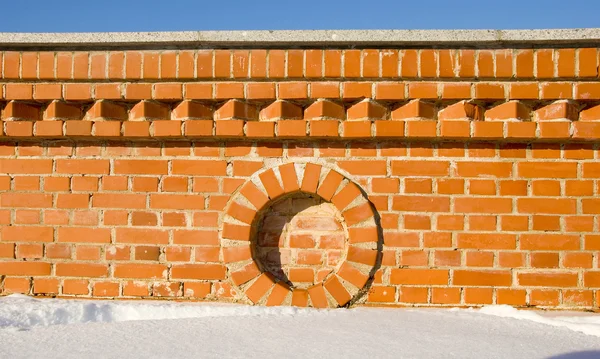 Rode bakstenen muur fragment details in de winter. — Stockfoto
