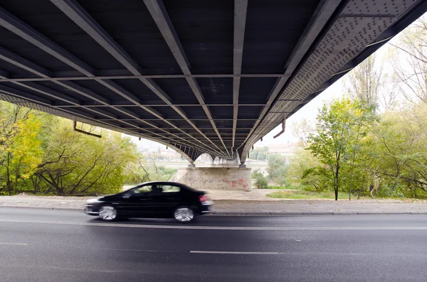 Bro under över floden och bilen går snabbt. — Stockfoto