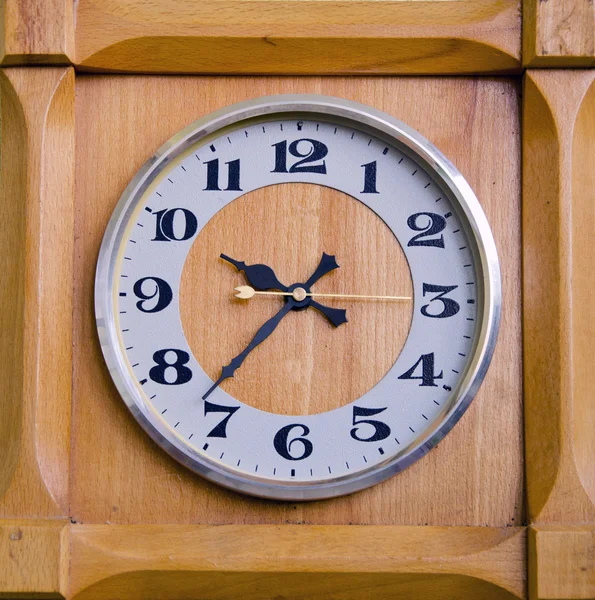 Orologio in scatola di legno che mostra ventisette nove passate . — Foto Stock