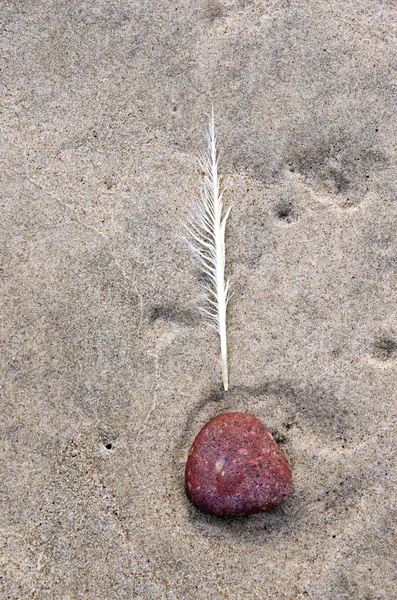 ラガディ クイルと赤小石のビーチの砂の石. — ストック写真