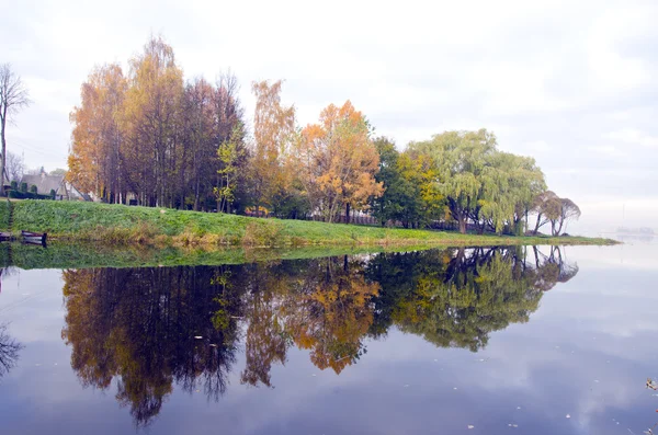 Güzel göl ve sonbaharda ağaçlar su yansıtacak. — Stok fotoğraf
