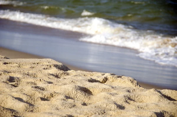 Морской песок на побережье и волны вне фокуса . — стоковое фото