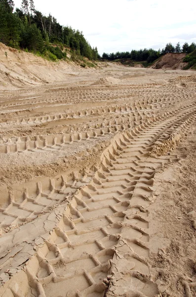 Vracht auto wiel markeert links in de zandbak — Stockfoto