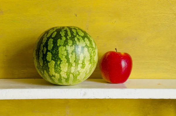 Meloun červený jablko. zdravé přírodní ovocné jídlo — Stock fotografie