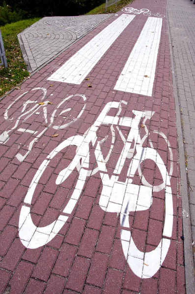 Позначка велосипедного шляху. Спеціальна смуга руху для велосипедів — стокове фото