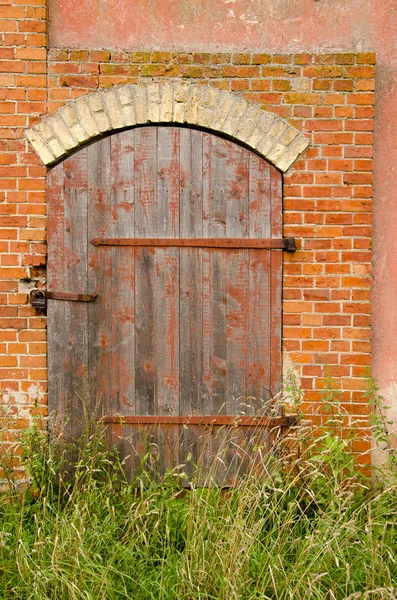 Terk edilmiş çiftlik evi kapı kilit kırmızı tuğla bina — Stok fotoğraf