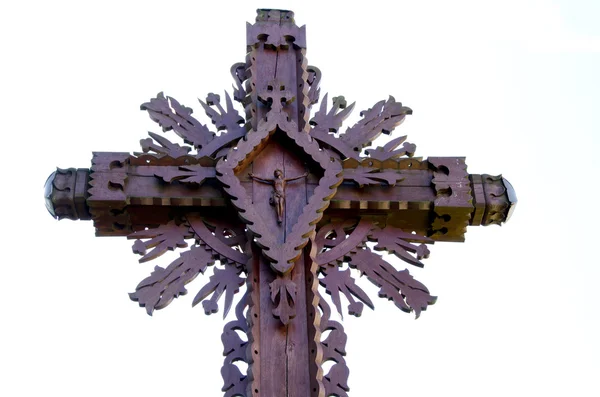 Geschnitztes Holzkreuz mit gekreuzigtem Jesus isoliert — Stockfoto