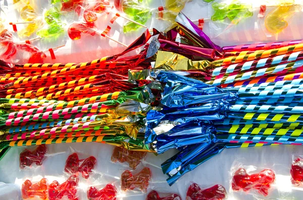 Mesa carregada com doces multicoloridos vendidos feira — Fotografia de Stock