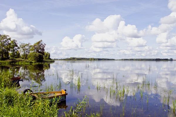 Latem jezioro krajobraz łodzi chmury refleksje — Zdjęcie stockowe