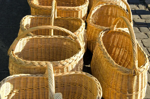 Cestas hechas a mano de mimbre que se venden en feria al aire libre — Foto de Stock