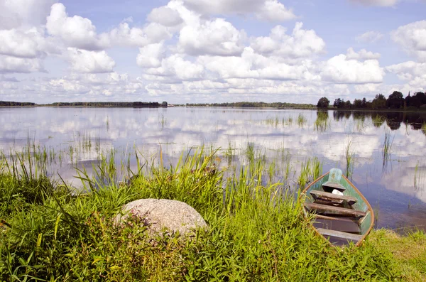 Lago barcos agua resto costa cielo nubes reflejos — Foto de Stock