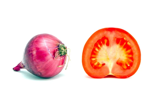 Kırmızı soğan sağlıklı bir diyet sebze domates ikiye ayırmak — Stok fotoğraf