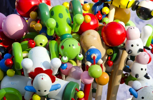 Closeup της πολύχρωμα ξύλινα παιχνίδια που πωλούνται στο δίκαιο εμπόριο — Φωτογραφία Αρχείου