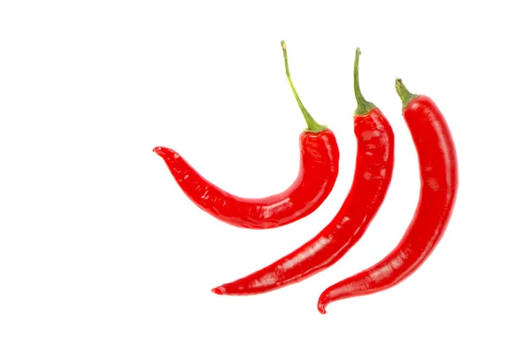 Drie dunne verlengde warme rode chili peper geïsoleerd — Stockfoto