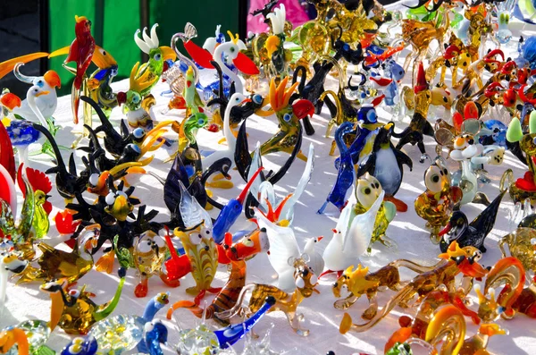 야외 공정에서 수 제 다채로운 유리 제 장난감 판매 — 스톡 사진