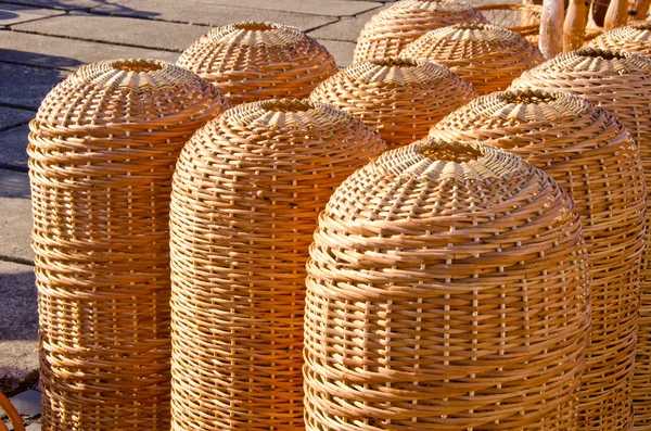 Плетеные деревянные корзины ручной работы продаются на ярмарке — стоковое фото