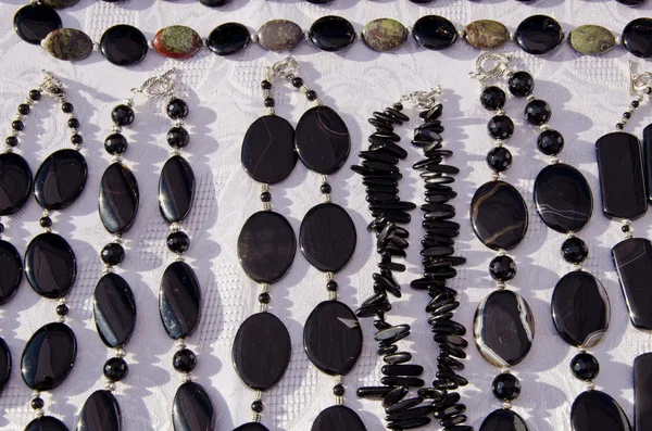 Mörka svarta smycken halsband sälja i rättvis marknad — Stockfoto