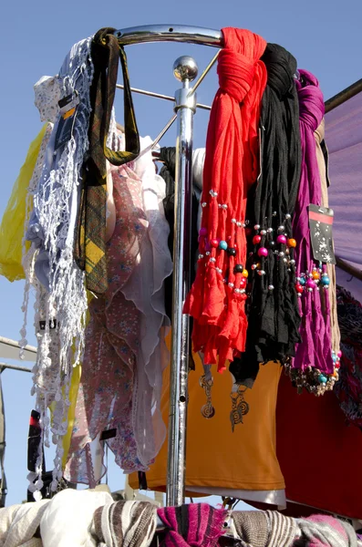 Huvudduk kappa och färgglada sjalar sälj marknad — Stockfoto