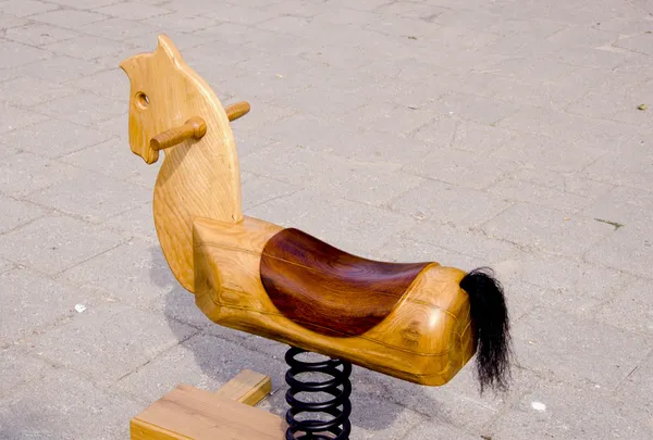Juguete de caballo de madera oscilante para niños tallado cola de primavera —  Fotos de Stock