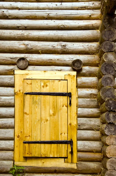 Oude log huis achtergrond nieuwe houten deur van Raad van bestuur — Stockfoto