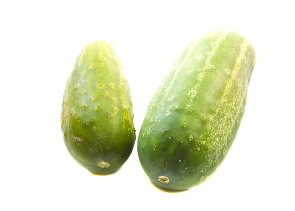 Beyaz arka plan üzerinde izole çift yeşil salatalık — Stok fotoğraf