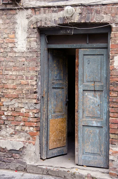 Grunge alvenaria casa portas tijolo parede fundo — Fotografia de Stock