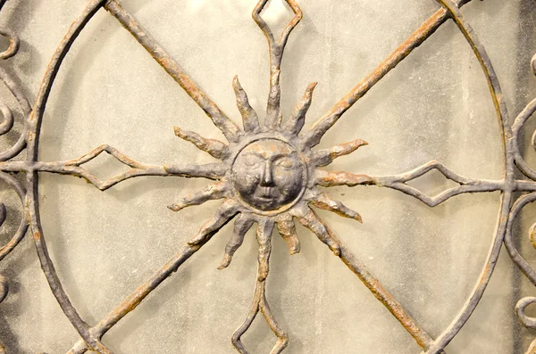 Close-up van decoratieve metalen poort. zon in Midden. — Stockfoto