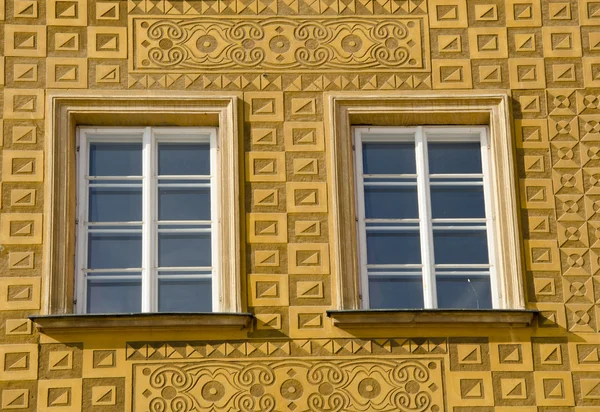 Antyczny budynek wystrój okna zdobione ściana — Zdjęcie stockowe