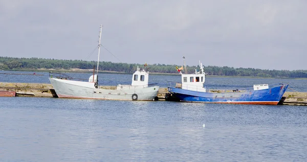 Čluny vodní doprava příznaky odpočinku ukotveny do doku — Stock fotografie