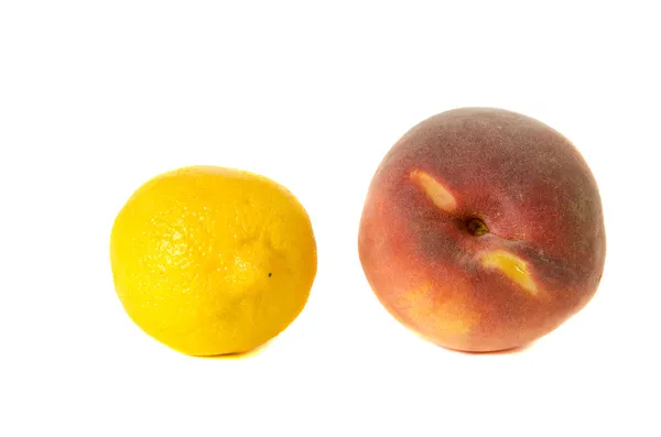 Zitrone und Pfirsich isoliert auf weißem Hintergrund — Stockfoto