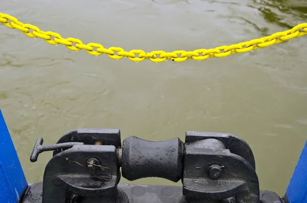 渡轮停泊机制黄链背景 — 图库照片