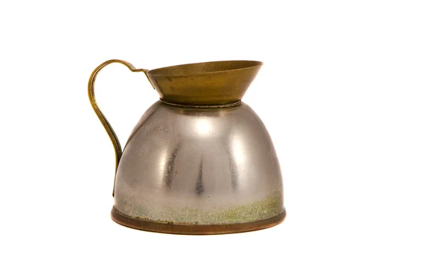 Старый ржавый металлический чайник для кипящей воды изолирован — стоковое фото