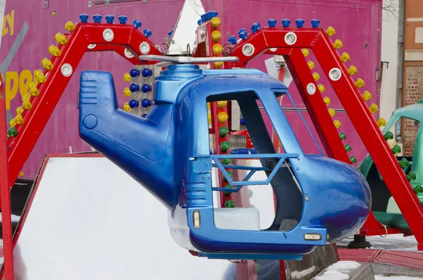 Zábavní park jízd barevný kolotoč rotace vrtulníku — Stock fotografie